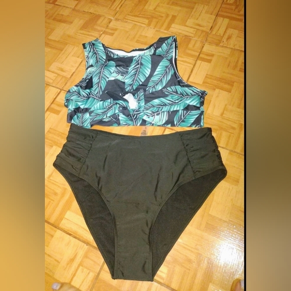 SHEIN 0XL print top and black   bottom swimsuit - Picture 4 of 9
